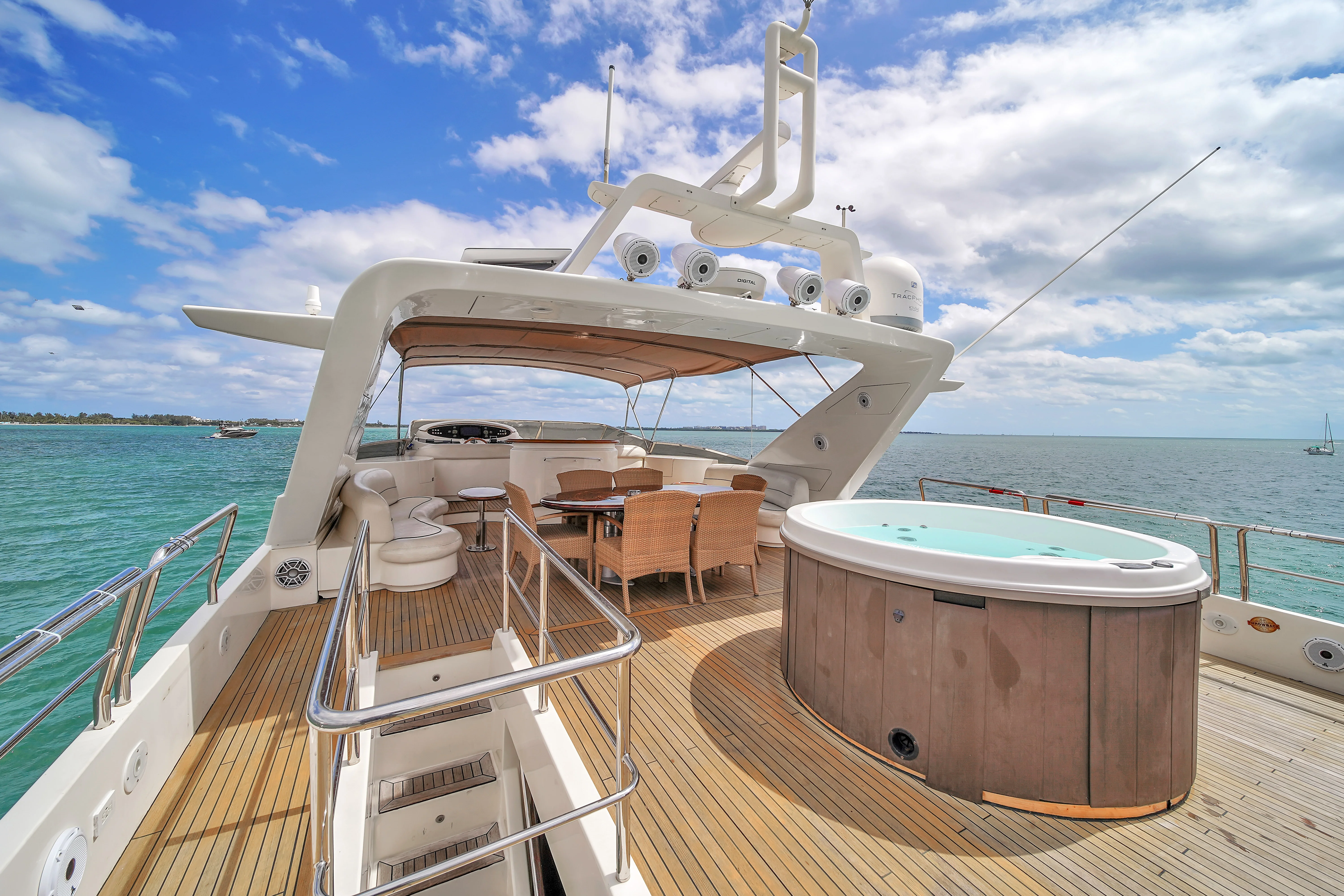 105ft Azimut Daniela lounge area